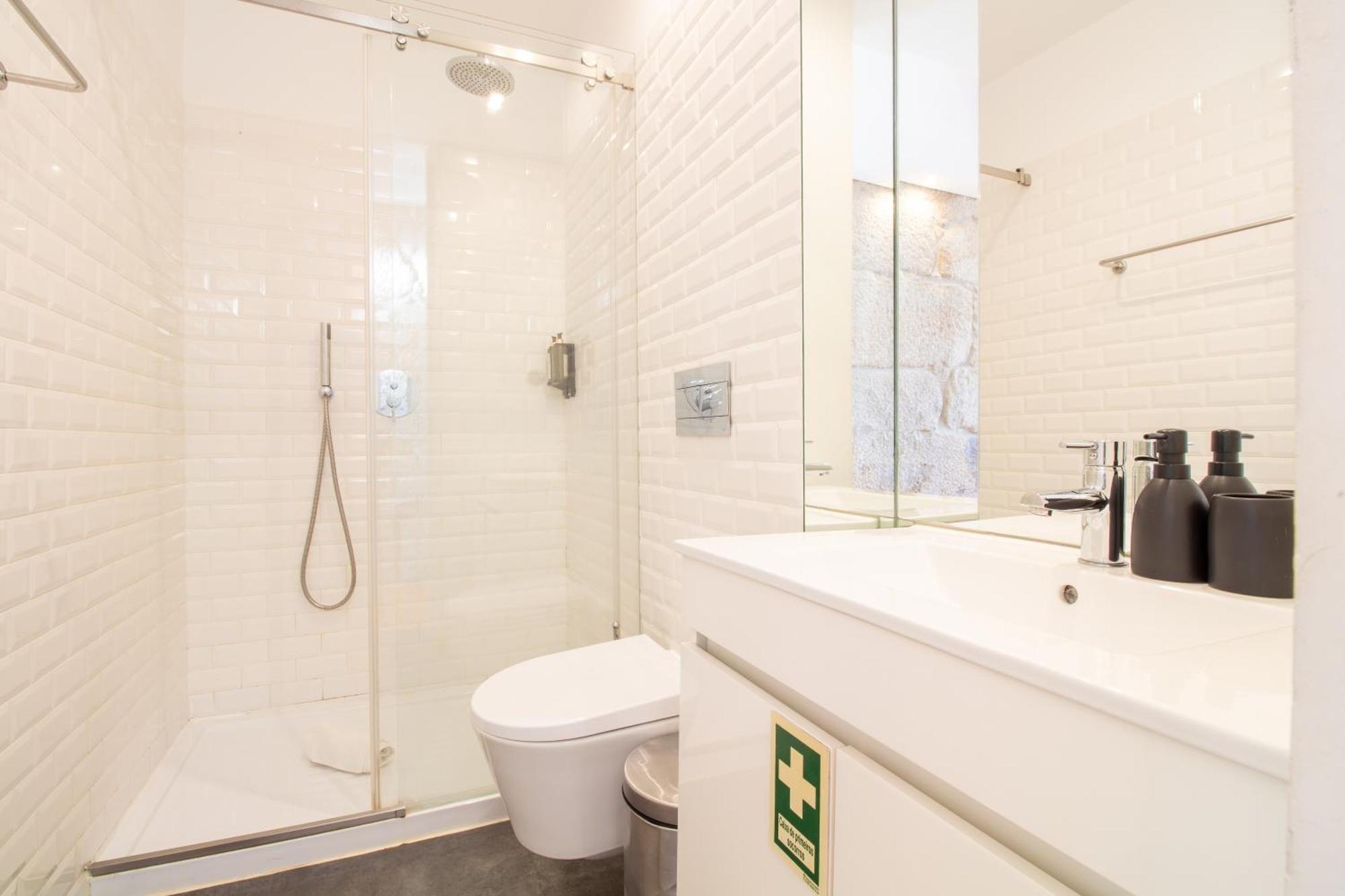 Lovelystay - Dirk Apartment - Almada 4º F Porto Bagian luar foto